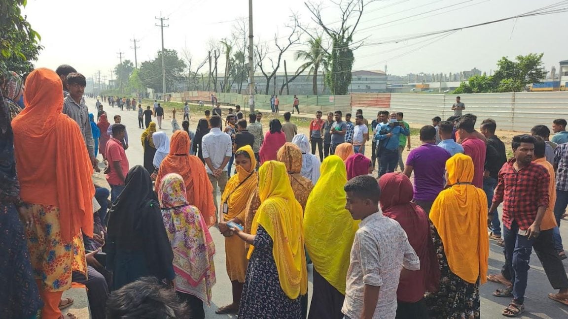 গাজীপুরে তৃতীয় দিনের মতো বেক্সিমকো শ্রমিকদের অবরোধ