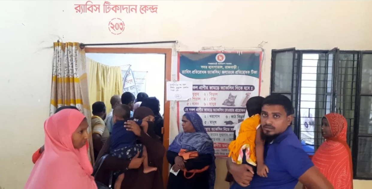 টিকা আছে ফার্মেসিতে কিন্তু নেই রাজবাড়ী সদর হাসপাতালে rajbari