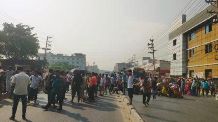 গাজীপুরে বকেয়া বেতনের দাবিতে শ্রমিকদের মহাসড়ক অবরোধ