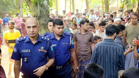 ঘরে স্ত্রীর সঙ্গে অপত্তিকর অবস্থায় প্রেমিক, দুজনকেই কোপালেন স্বামী