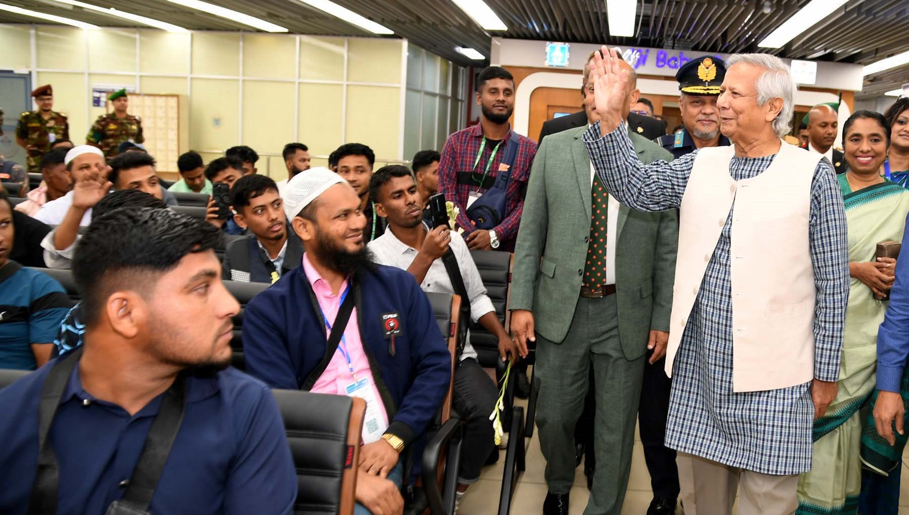 বিমানবন্দরে অতিথির মত সম্মান পাবেন প্রবাসীরা, বললেন প্রধান উপদেষ্টা