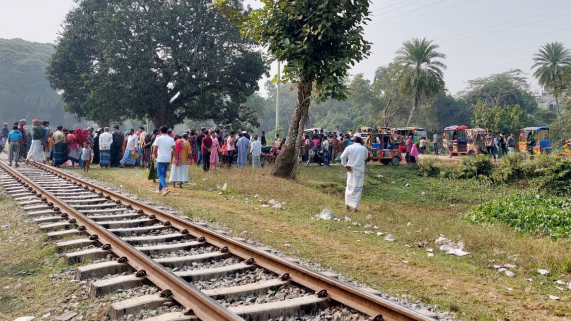 গাজীপুরে ১১ মাসের মেয়েকে কোলে নিয়ে ট্রেনের সামনে ঝাঁপ দিলেন মা