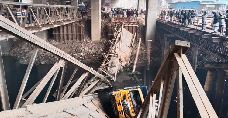 টঙ্গীতে বেইলি ব্রিজ ভেঙে ট্রাক নদীতে