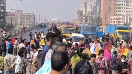 কারখানা খুলে দেওয়ার শর্তে শ্রমিকরা মহাসড়ক ছাড়লো