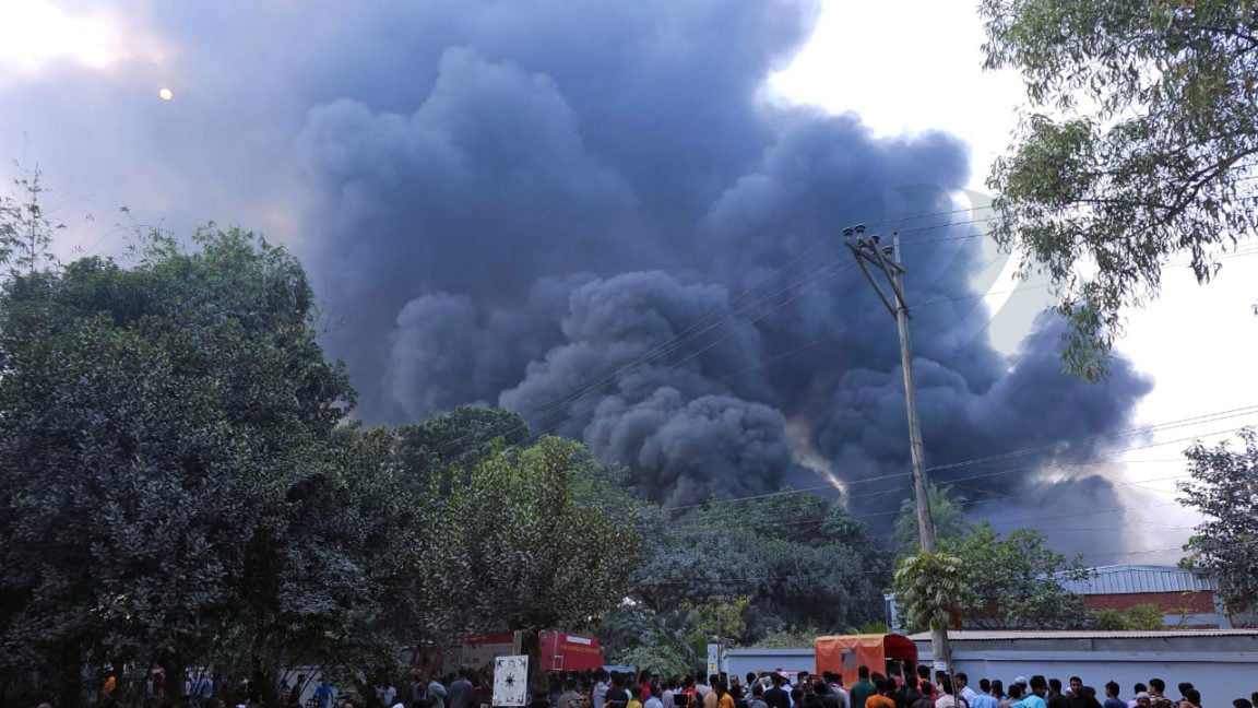 গাজীপুরে কারখানায় আগুন, আড়াই ঘণ্টার চেষ্টায় নিয়ন্ত্রণে, নিহত ১