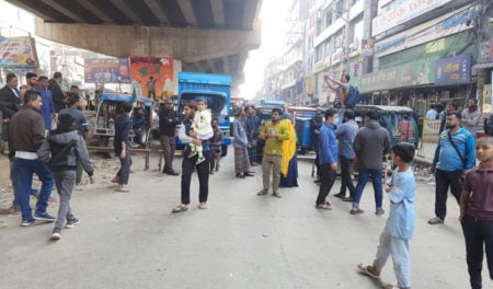 গাজীপুরে বন্ধ কারখানা খুলে দেওয়ার দাবিতে মহাসড়ক অবরোধ