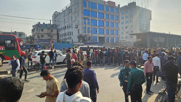 গাজীপুরে মহাসড়ক আটকে বকেয়া বেতন দাবিতে শ্রমিক বিক্ষোভ