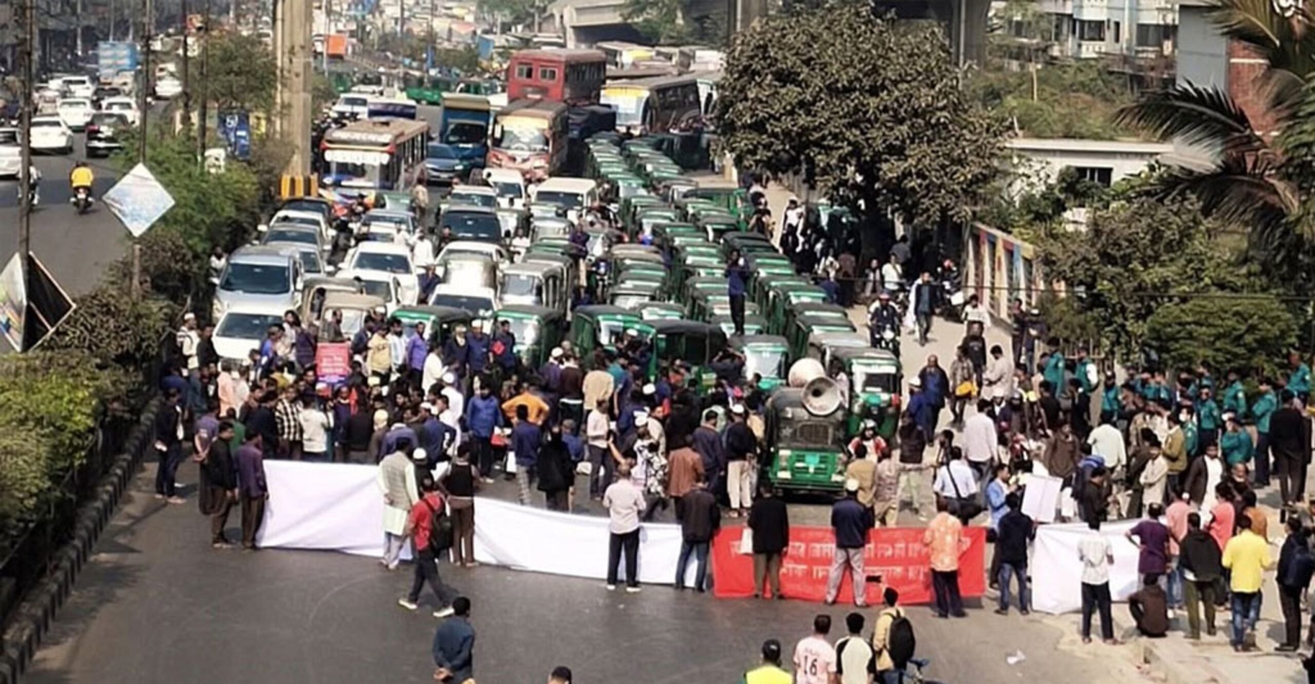 সড়কে শুয়ে সিএনজি চালকদের অবরোধ