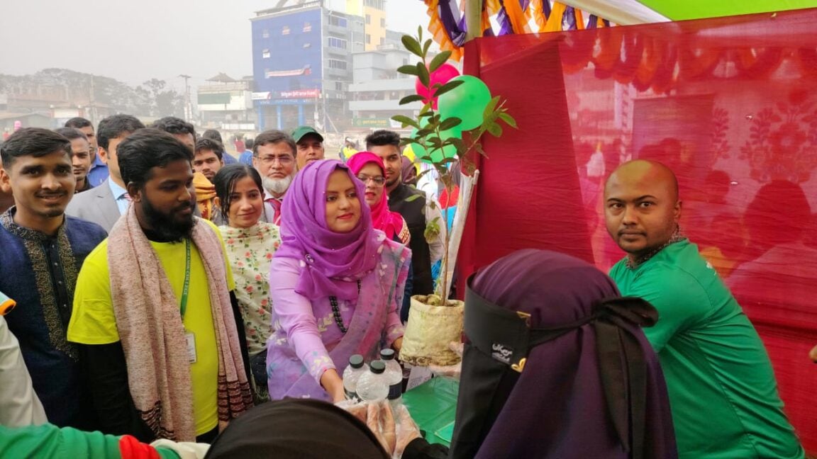 Kaliganj-(Gazipur)-Depositing 3 empty plastic bottles will get a fruit seedling as a gift- (2)