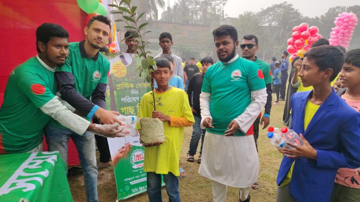 Kaliganj-(Gazipur)-Depositing 3 empty plastic bottles will get a fruit seedling as a gift- (3)