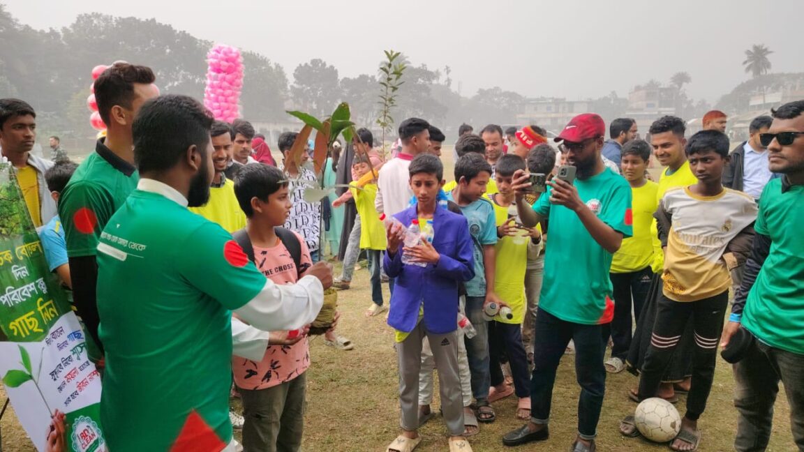 Kaliganj-(Gazipur)-Depositing 3 empty plastic bottles will get a fruit seedling as a gift- (4)