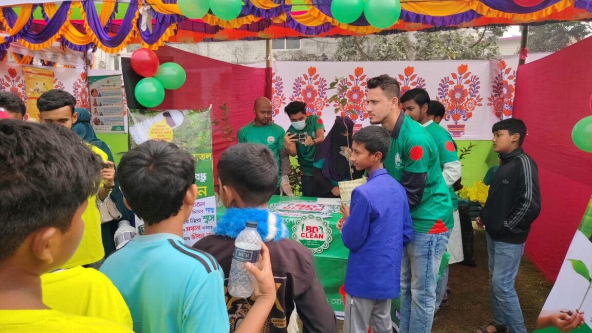 Kaliganj-(Gazipur)-Depositing 3 empty plastic bottles will get a fruit seedling as a gift- (5)