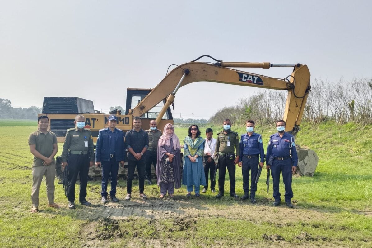 Kaligonj-Gazipur-The syndicate is cutting the soil of agricultural land!- (4)