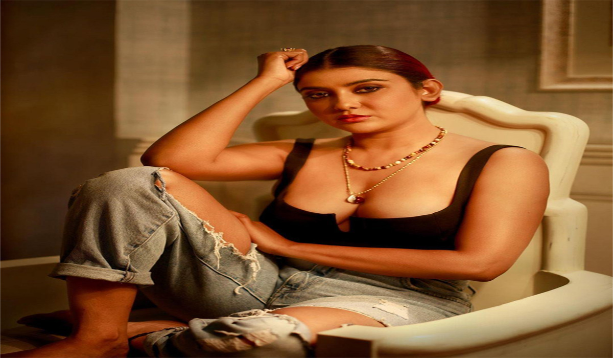 জড়িয়ে ধরা এই যুবক কি পার্নোর জীবনে নতুন প্রেম! পার্নো মিত্র