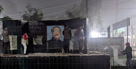 বিক্ষুব্ধ শিক্ষার্থী