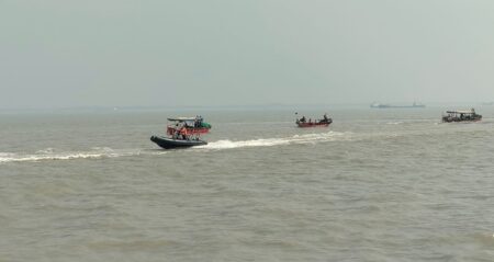 মৎস্য সম্পদের সুরক্ষায় ‘কম্বিং অপারেশন’ পরিচালনা করছে নৌবাহিনী