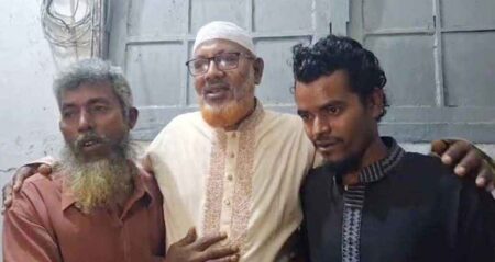 ক্ষমা চাইলেন কান ধরিয়ে