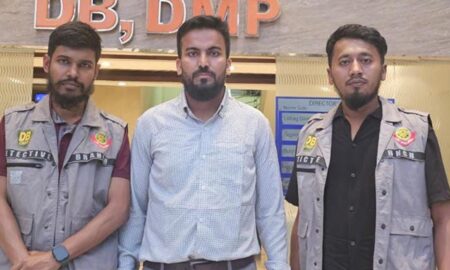 রাস্তায় দাঁড়ানো নারীদের