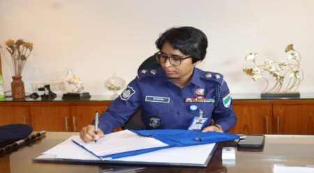যশোরের প্রথম নারী এসপি রওনক জাহান প্রথম দিনেই ব্যস্ততায় কাটালেন