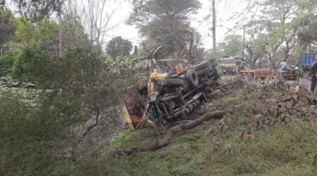 বাইপাস সড়কে দাঁড়িয়ে