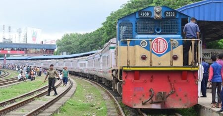 নতুন সূচিতে চলছে ১০ ট্রেন