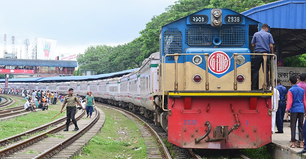নতুন সূচিতে চলছে ১০ ট্রেন