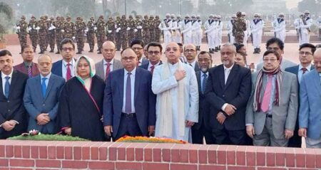 স্মৃতিসৌধে প্রধান বিচারপতির