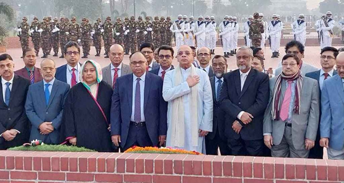 স্মৃতিসৌধে প্রধান বিচারপতির