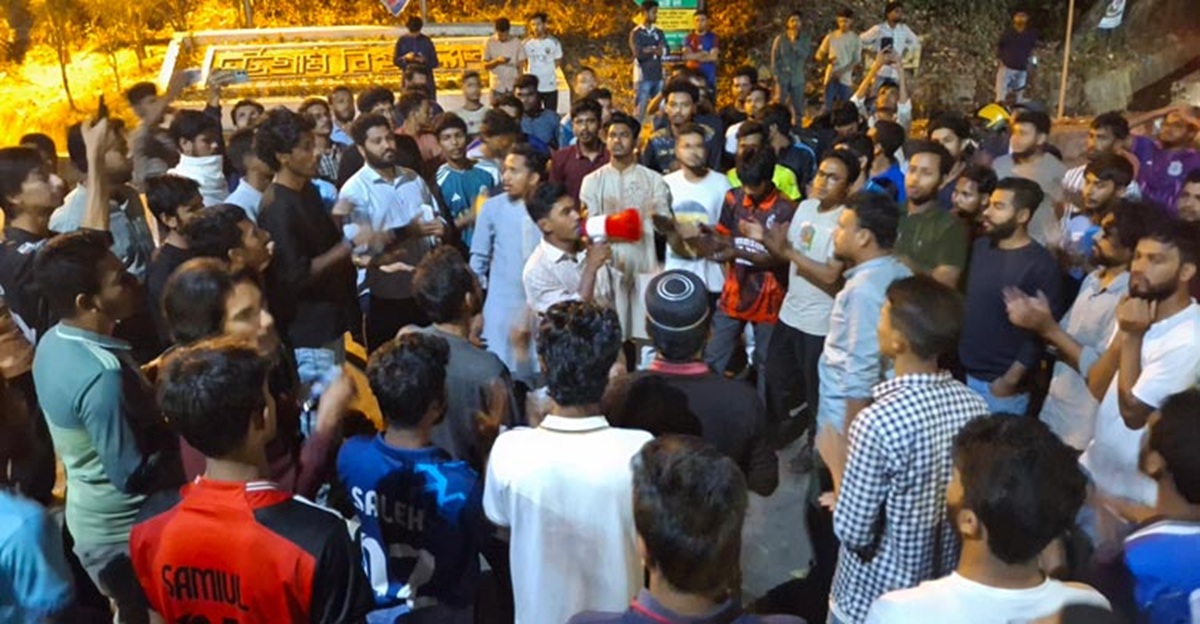 মধ্যরাতে বিভিন্ন বিশ্ববিদ্যালয়ে