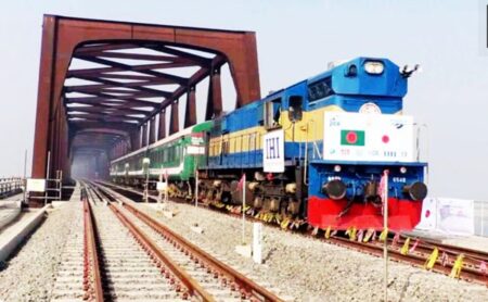 যমুনা রেলসেতুতে চলাচলকারী