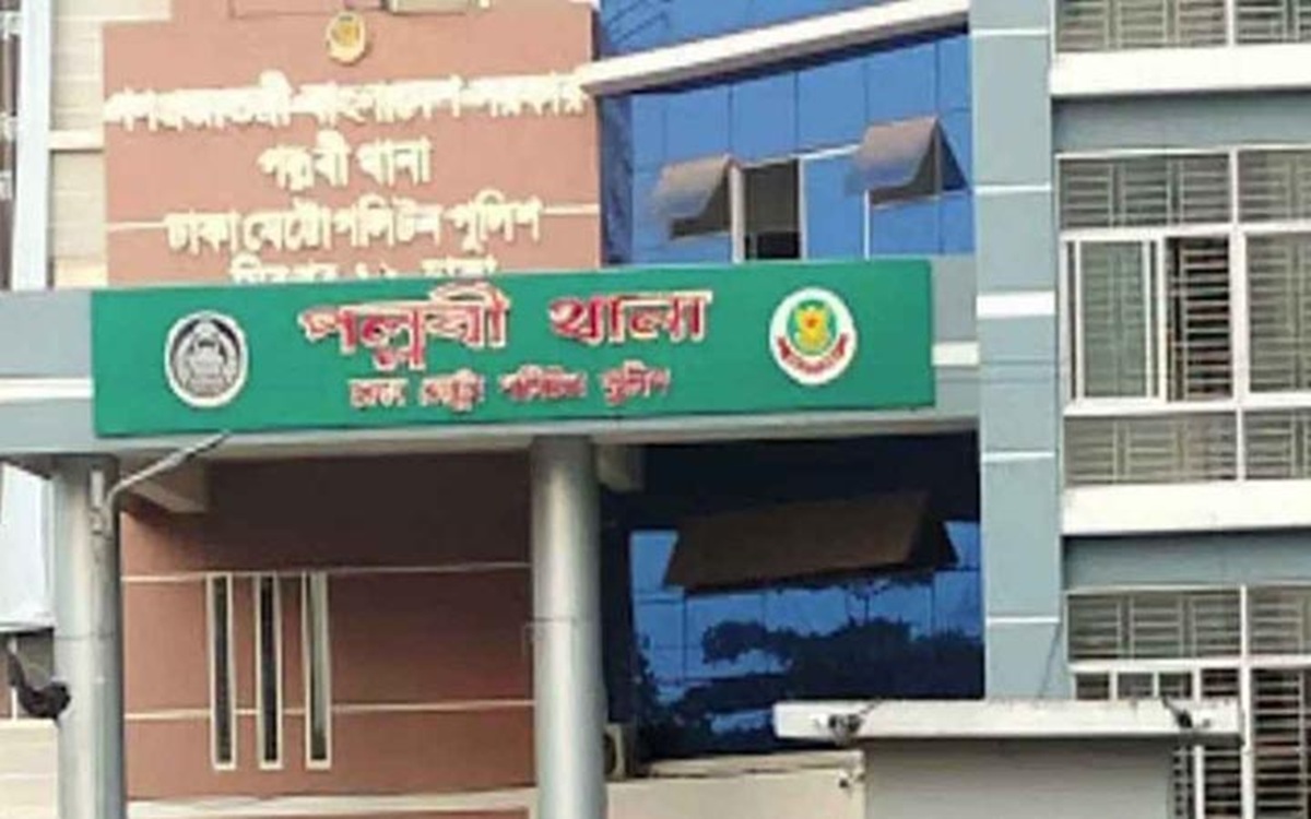 রাজধানীতে থানায় ঢুকে