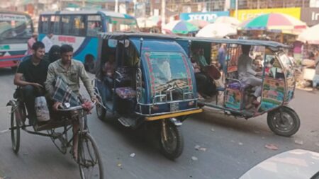 গাজীপুরে মাসোহারায় মহাসড়কে চলে নিষিদ্ধ তিন চাকার যান Atu