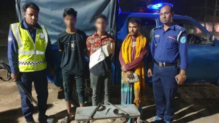 গাজীপুরে মহাসড়কে ছিনতাইয়ের চেষ্টা, সেনাবাহিনীর হাতে আটক ৩ Gazipur-01