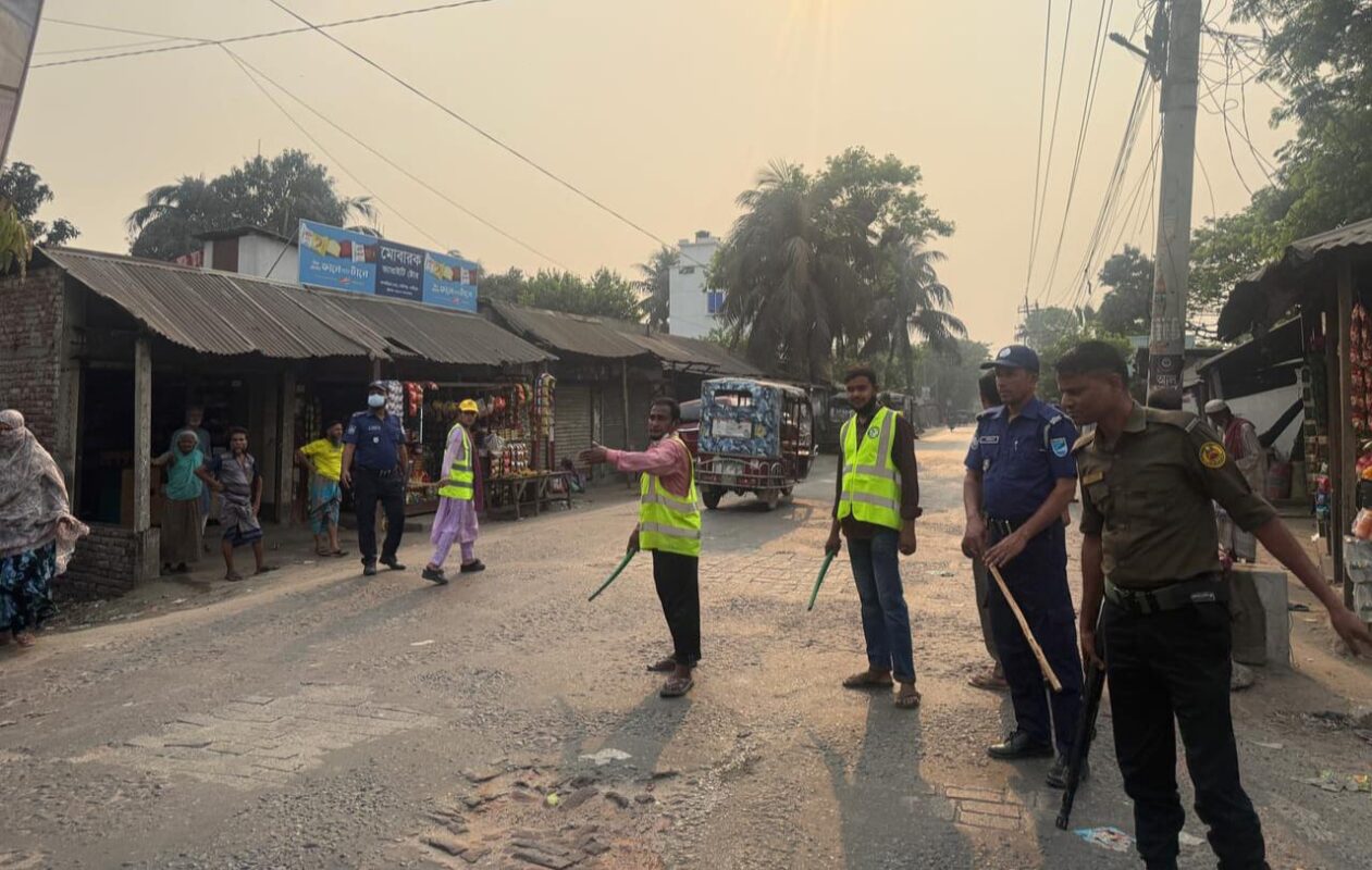 Kaligonj-Gazipur-Eid Yatra of Relief Students along with police on the road!- (1)