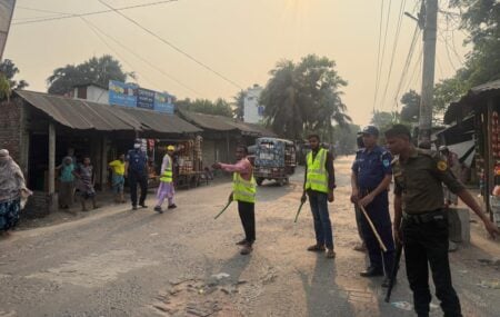 Kaligonj-Gazipur-Eid Yatra of Relief Students along with police on the road!- (1)