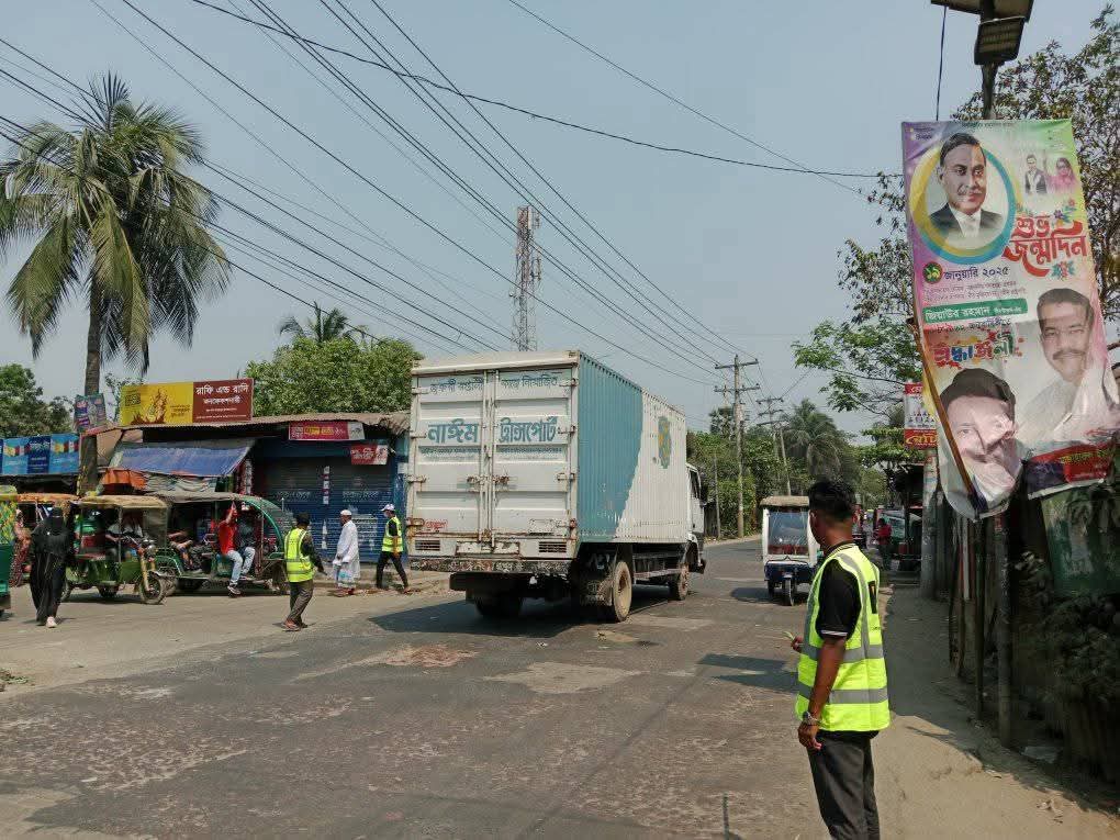 Kaligonj-Gazipur-Eid Yatra of Relief Students along with police on the road!- (3)