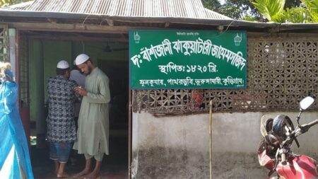দু’দেশের মুসল্লিরা নামাজ পড়েন দুইশ বছরের প্রাচীন যে মসজিদে Kurigram