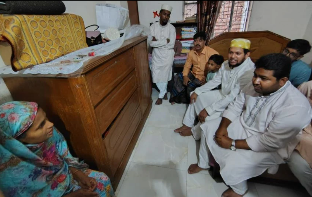 যাত্রাবাড়ীর দনিয়ায় শহীদ পরিবারের সঙ্গে সাক্ষাৎ করলেন তথ্য উপদেষ্টা