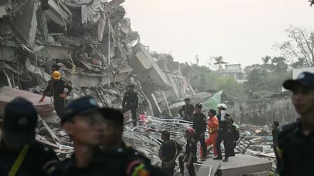 মিয়ানমারে ভূমিকম্পের ৬০ ঘণ্টা পর ৪ জনকে জীবিত উদ্ধার Vumikompo
