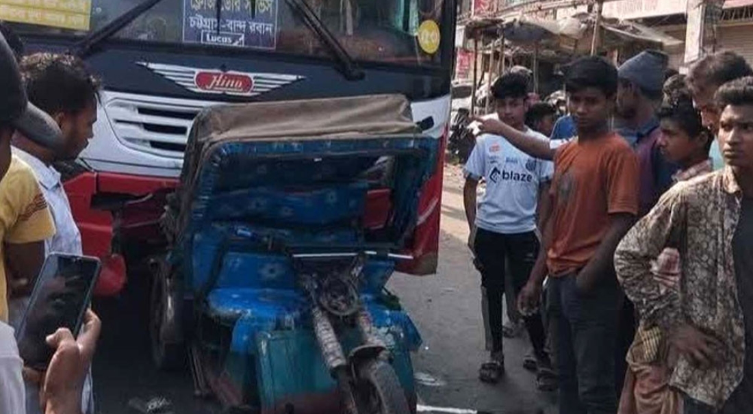 মহাসড়কে বাসের ধাক্কা