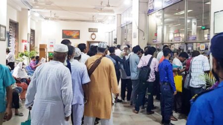 ব্যাংক-বুথে টাকা তোলা