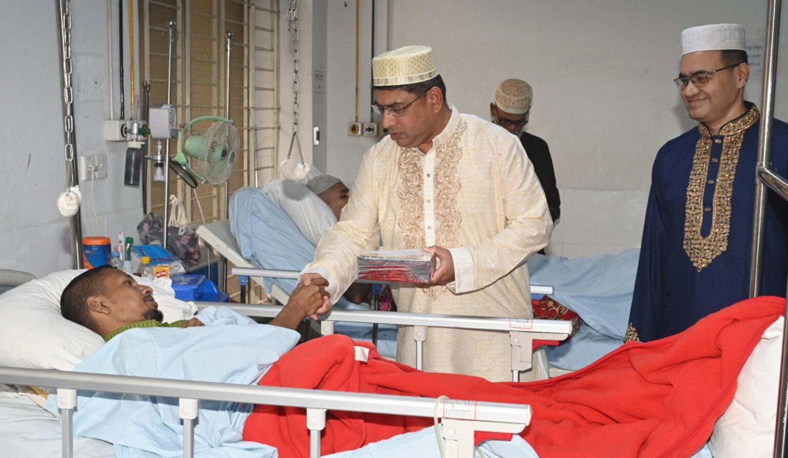 ঈদের দিন সিএমএইচসহ বিভিন্ন সেনা ক্যাম্প পরিদর্শন করলেন সেনাপ্রধান