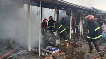 কক্সবাজারের কলাতলীতে আগুনে ৫ দোকান পুড়ে ছাই ৫ দোকান পুড়ে ছাই