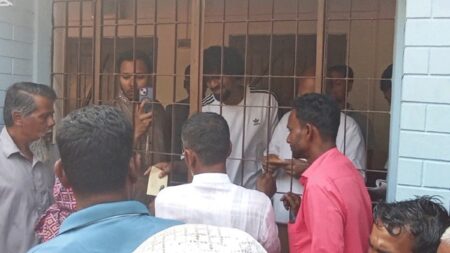 গ্রামবাসীকে অর্থ সহায়তা দিলেন হামজা hamza