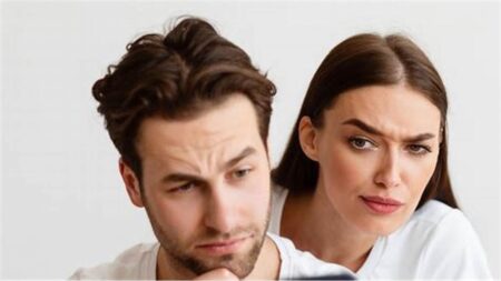 স্বামী পরকীয়া করছে