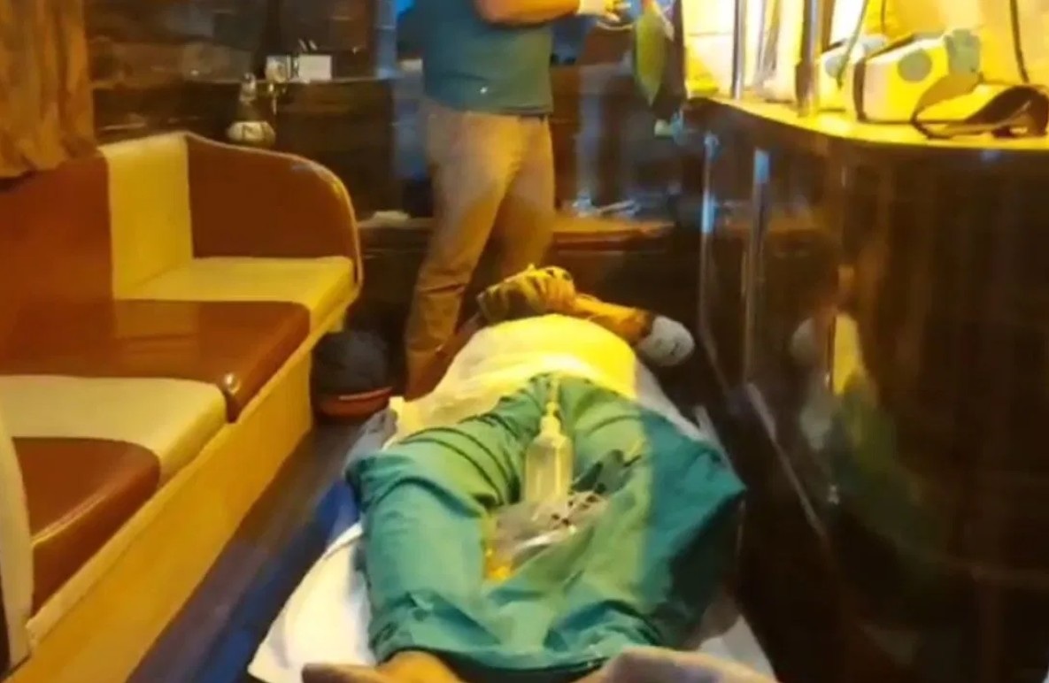 থানার সামনে গিয়ে শরীরে