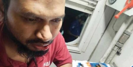 ট্রেনে পাথর নিক্ষেপ