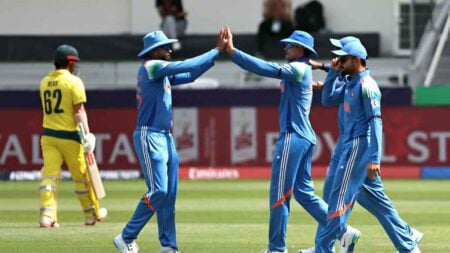 কালো আর্মব্যান্ড খেলছে ভারত