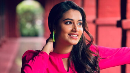 ফারিণের মিষ্টি হাসি