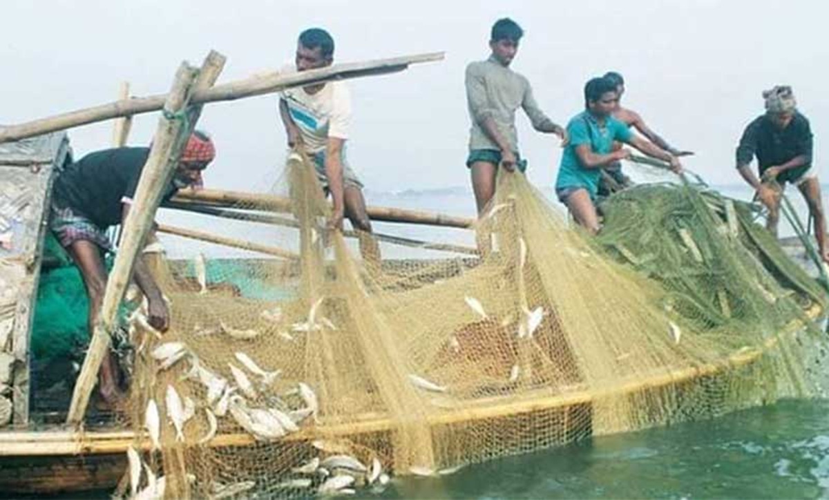 সমুদ্রে মাছ ধরায় ৫৮